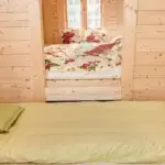 Campingfass 2.2x3.3m Blick in den Schlafraum und Bett davor