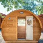 Campingfass Außenansicht auf Campingplatz Tür offen