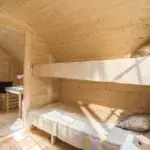 Campingfass Innenansicht mit Stockbetten bezogen