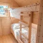 Campingfass Innen 2x Stockbett mit Fenster und Stockbett groß