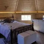 Kota Innenansicht mit Bett und Küche