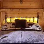 Kota Innenansicht mit Bett beleuchtet
