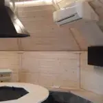 Camping Kota innen mit TV und Grill
