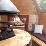 Grillhütte mit Grill braune Auflagen