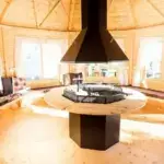 Pavillon 14.9 mit Grill Innenansicht mit Bänke