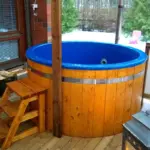 Badezuber auf Terrasse Blau
