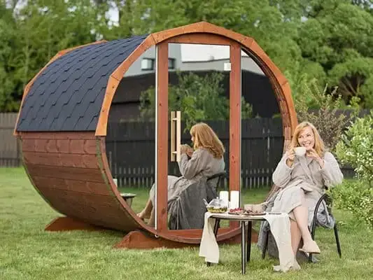 Spiegelsauna mit Tisch aussen