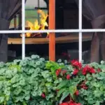 Pavillon 9.2 m² Fenster mit Blumenkasten