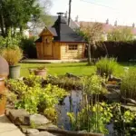Grillhütte schwarzes Dach Garten